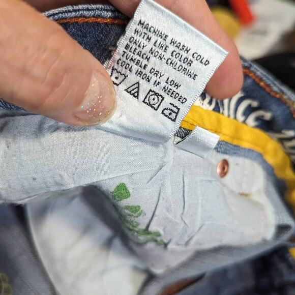 Coogi Cropped Light Wash Jeans Gold Link Embroidered Design Size 18 - Picture 10 of 12